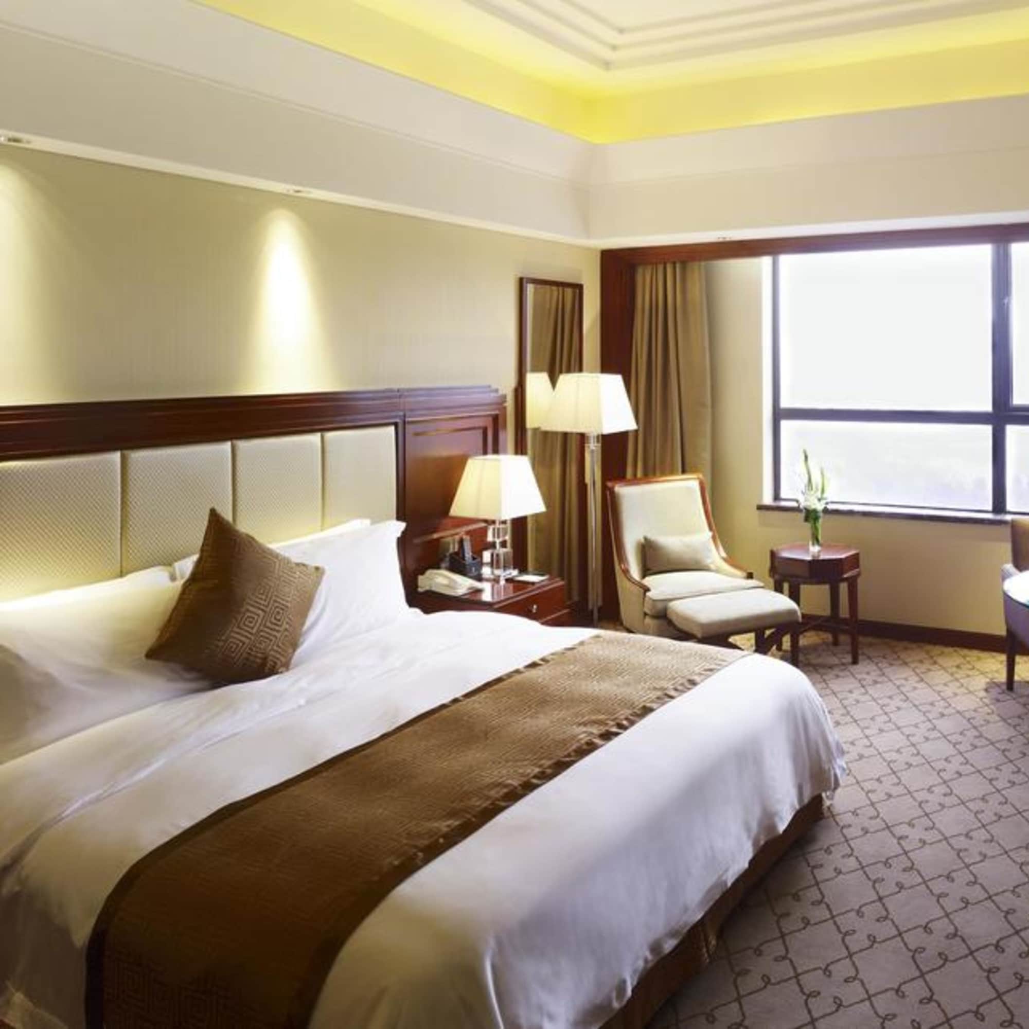 SUPERIOR, TWIN BEDS, LAKE VIEW