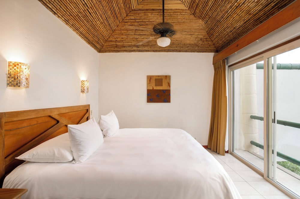 Plus, Deluxe, King Bed, Sea View, Balcony