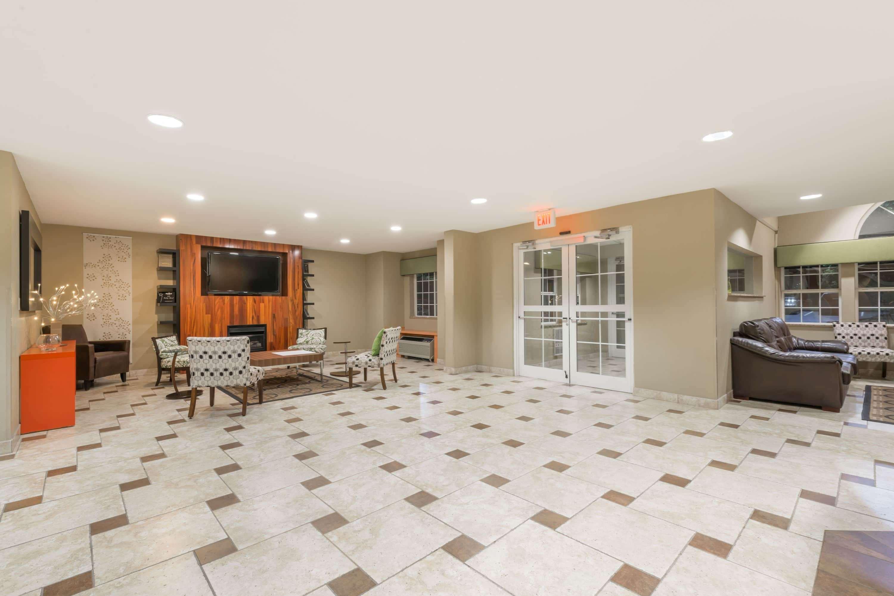 Microtel Inn & Suites by Wyndham West Chester 24/27