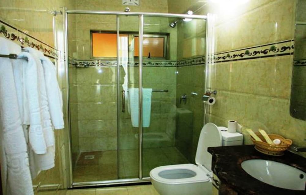 The Legacy Hotel & Suites 31/33