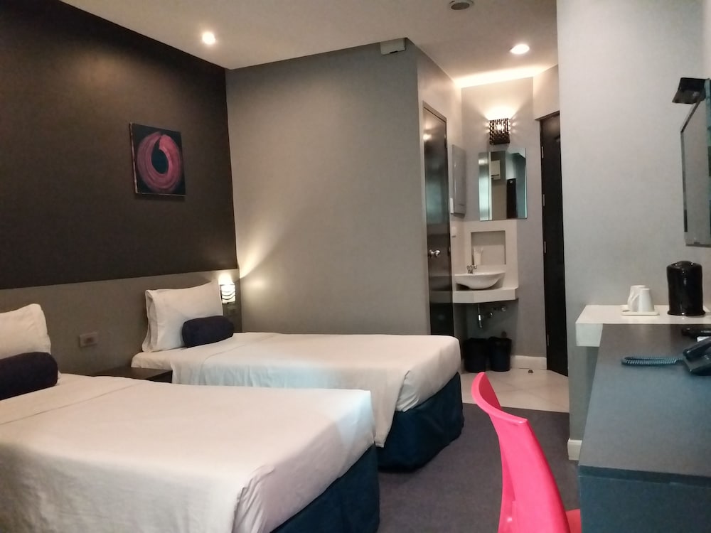 Leez Inn Malate 25/65
