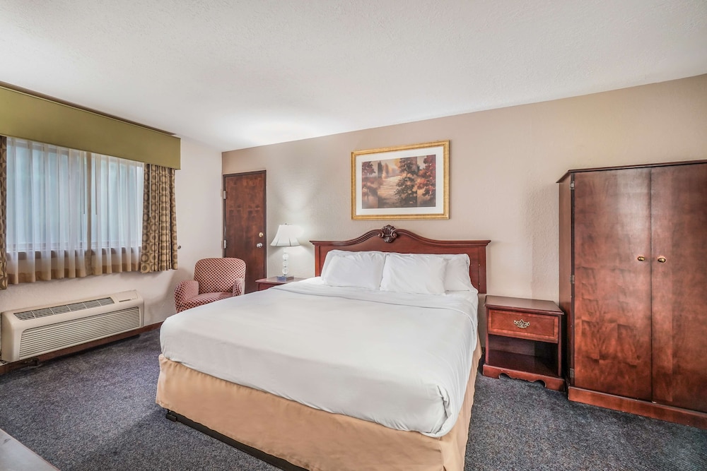 Americas Best Value Inn Marquette 7/46