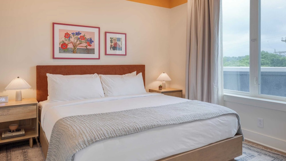 2 BEDROOMS, SUITE, BALCONY