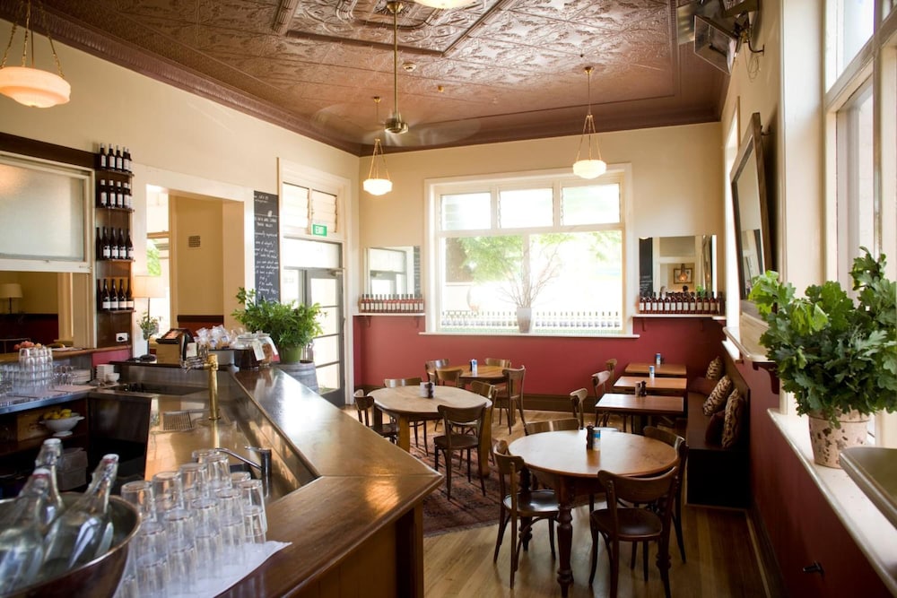 HEALESVILLE HOTEL 37/50