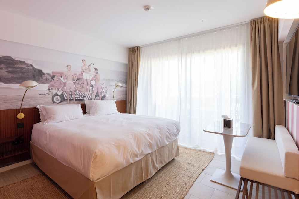 Signature, Mixed Dorm, House, Queen Bed, River View