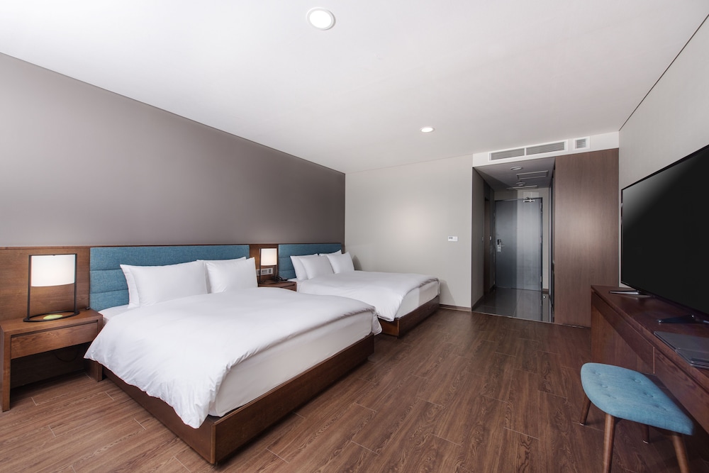 غرفة ديلوكس بسريرين مزدوجين بإطلالة جزئية على البحر، Hotel Tops 10 7/10