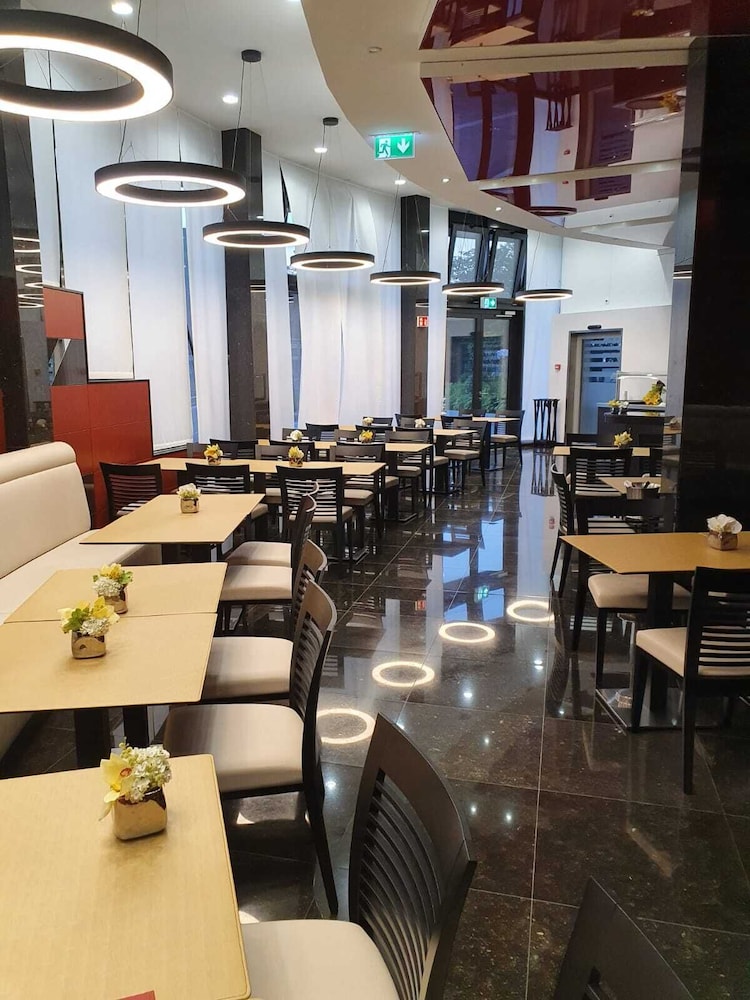 Nash Suites Hotel 34/38