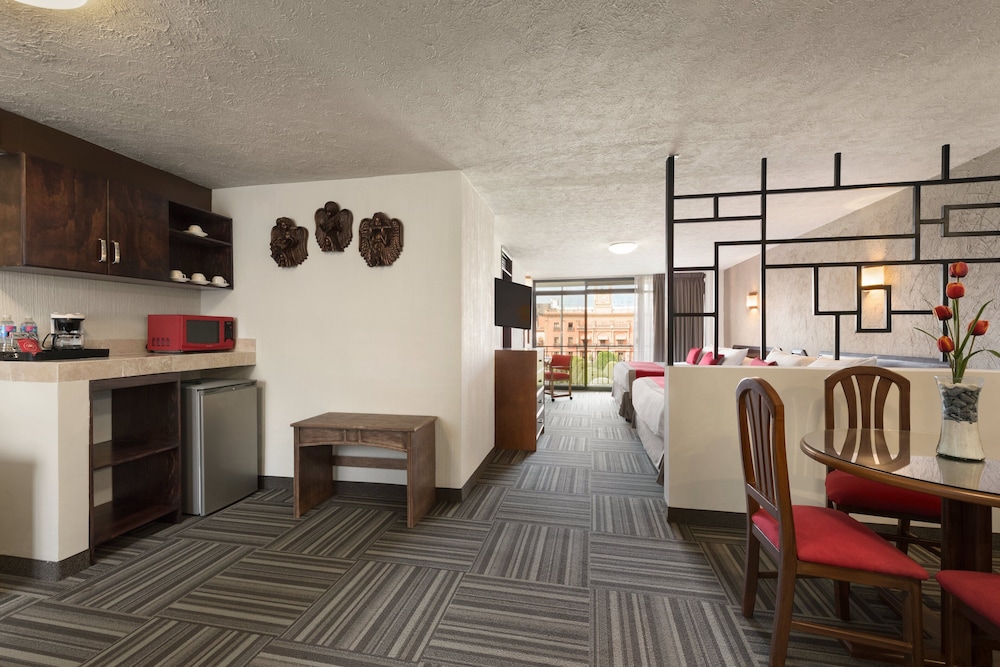 Ramada Plaza by Wyndham Leon 38/54