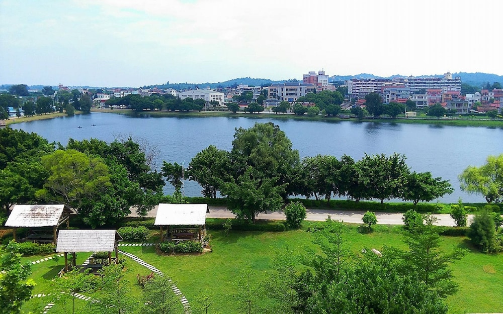 Jinsha Lake Side Hotel 41/49