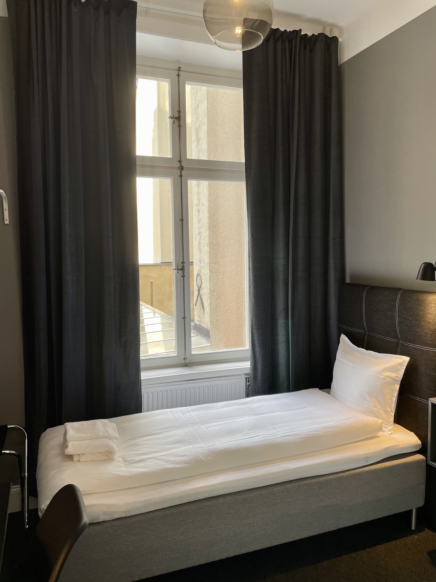 ROOM, SINGLE