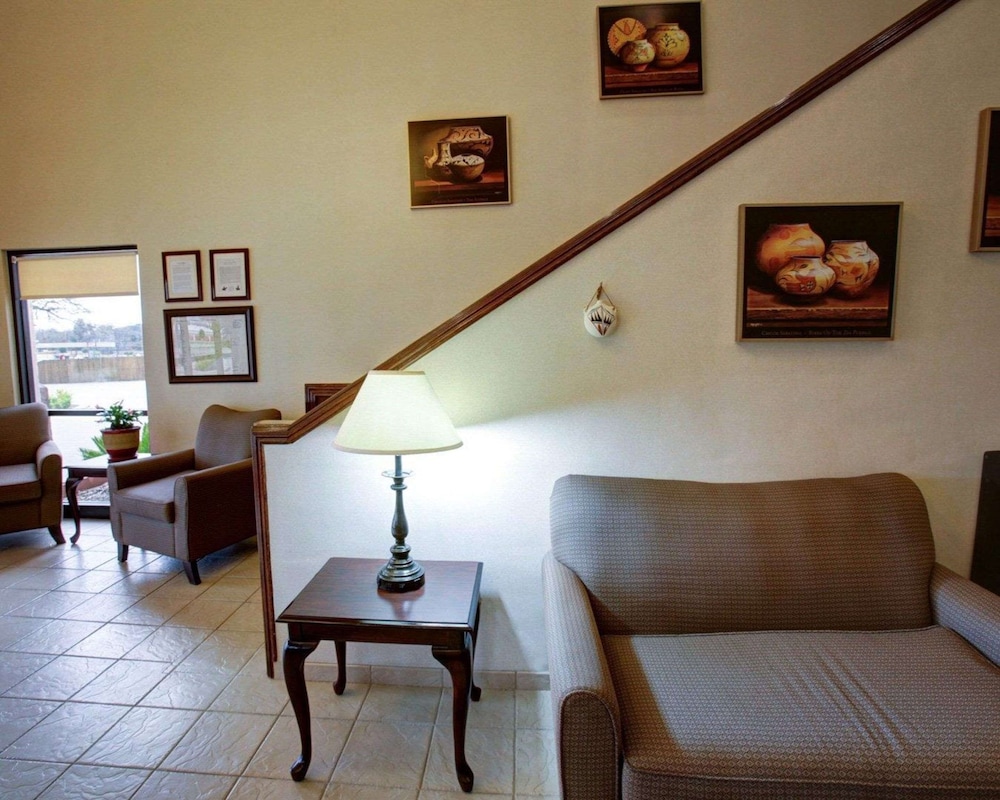 Quality Inn Rockdale TX 16/34