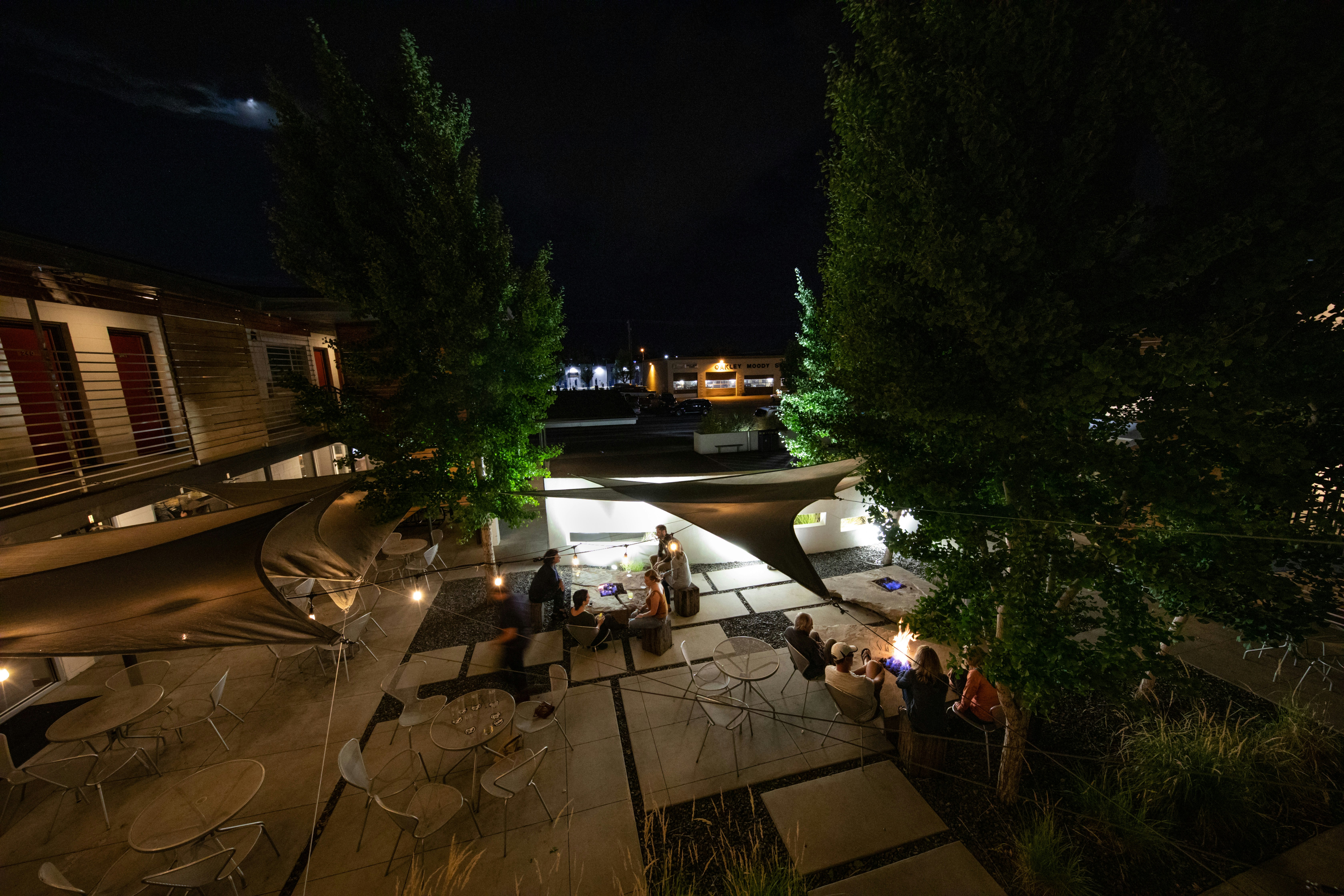 Modern Hotel And Bar 43/48