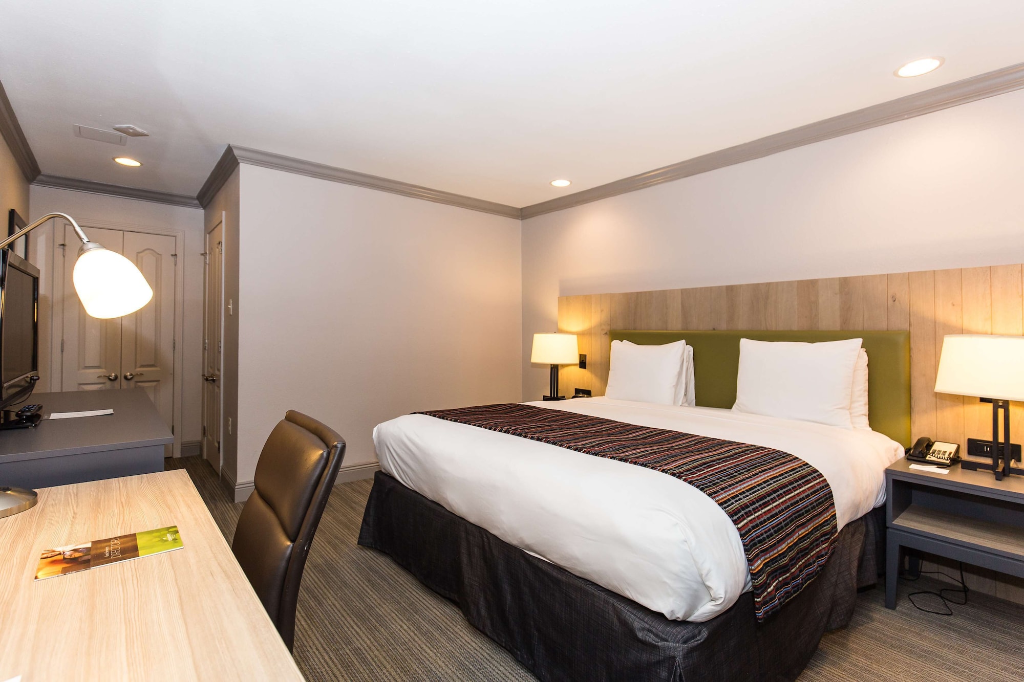 ROOM, KING BED