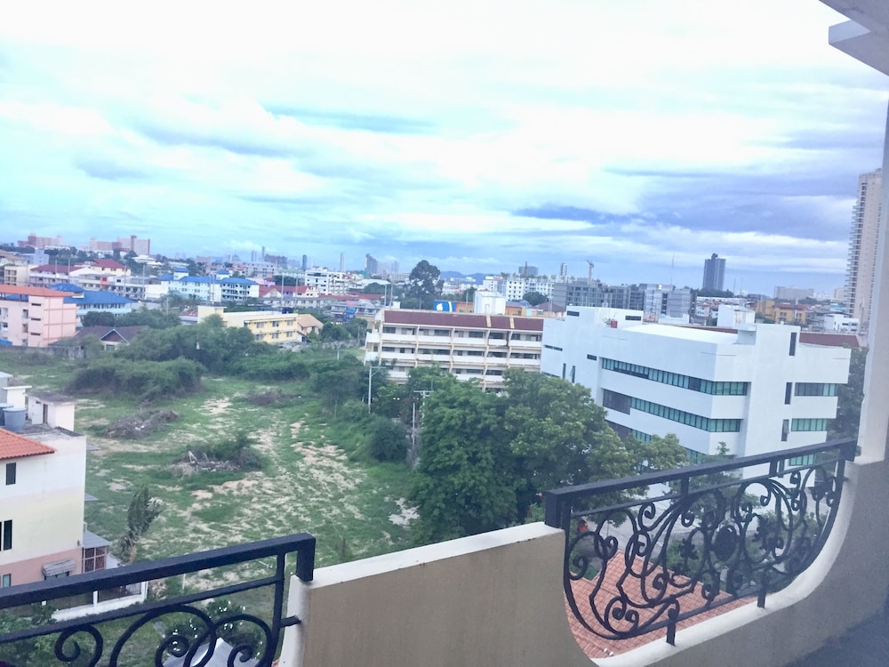 Four Seasons Place Pattaya 8/80