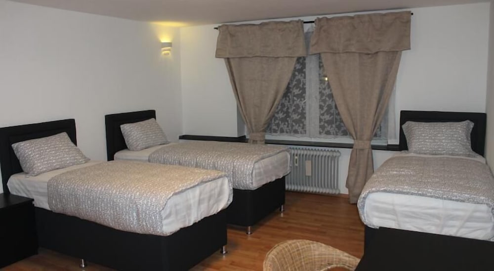 DELUXE, DOUBLE OR TWIN BED, PRIVATE BATHROOM