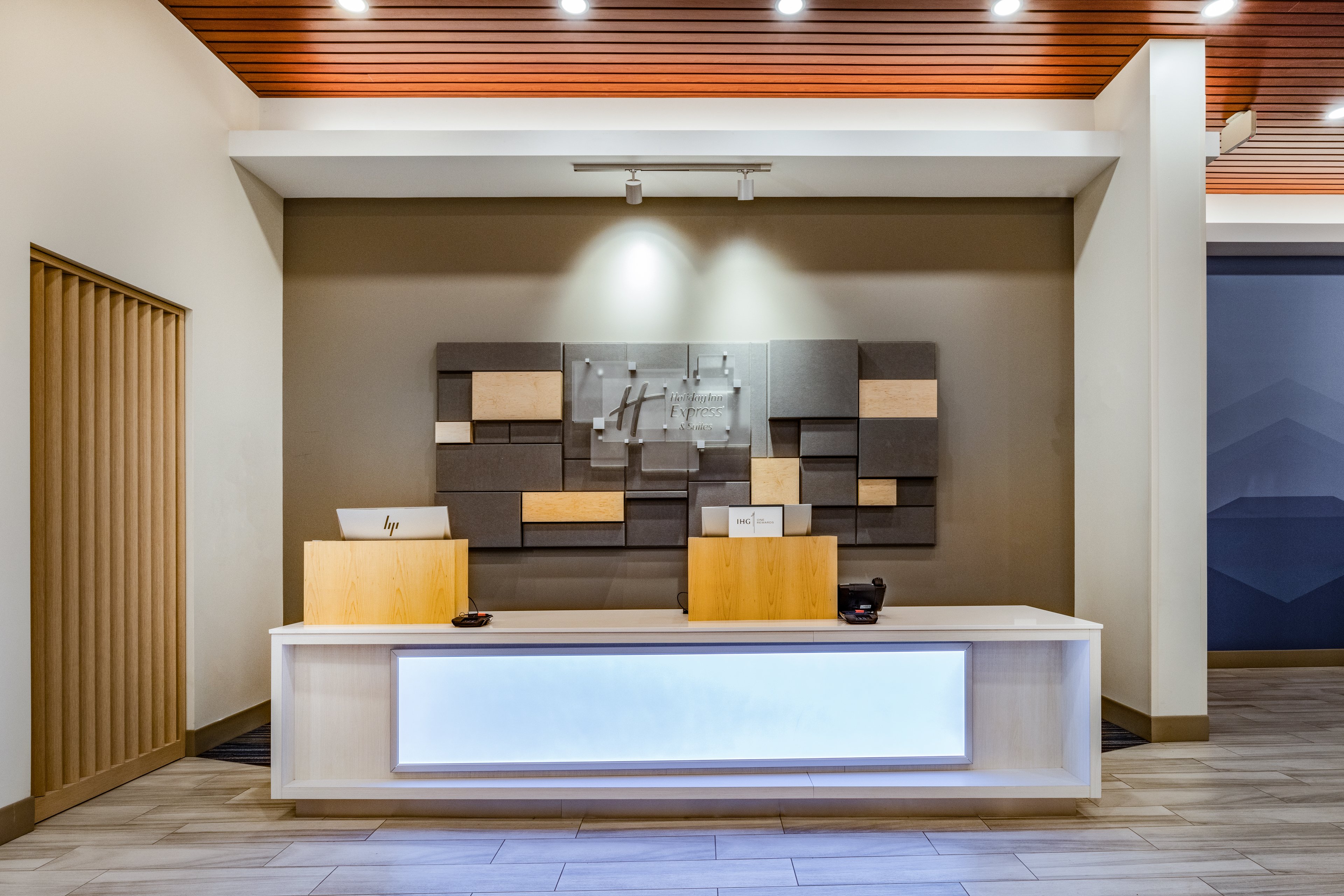 Holiday Inn Express & Suites Lincoln Downtown 9/55