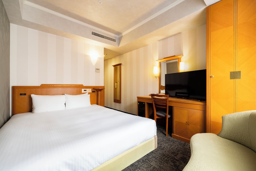 Moderate, Queen Bed