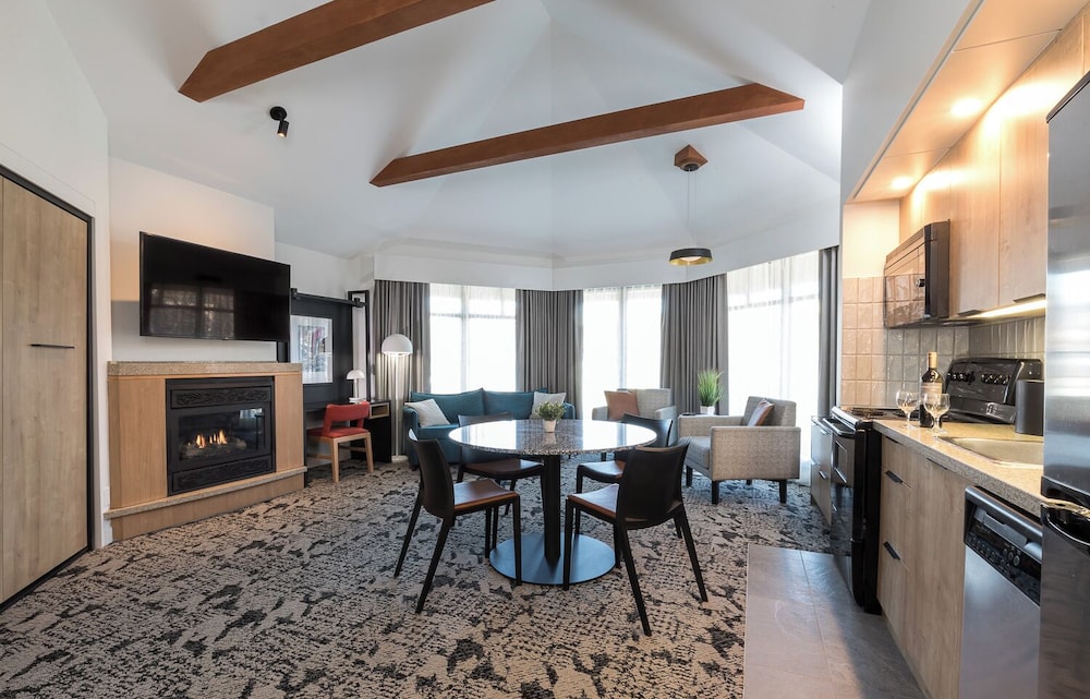 Crystal Lodge Hotel Whistler 55/66