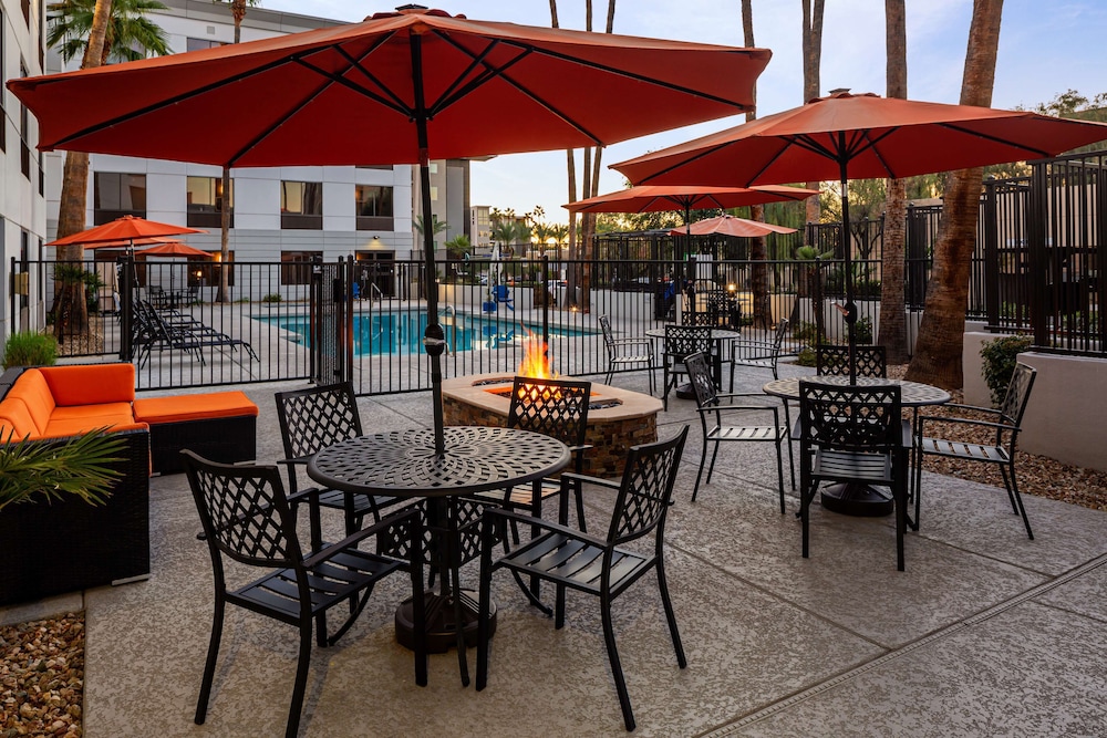 Hampton Inn Phoenix Biltmore 33/43