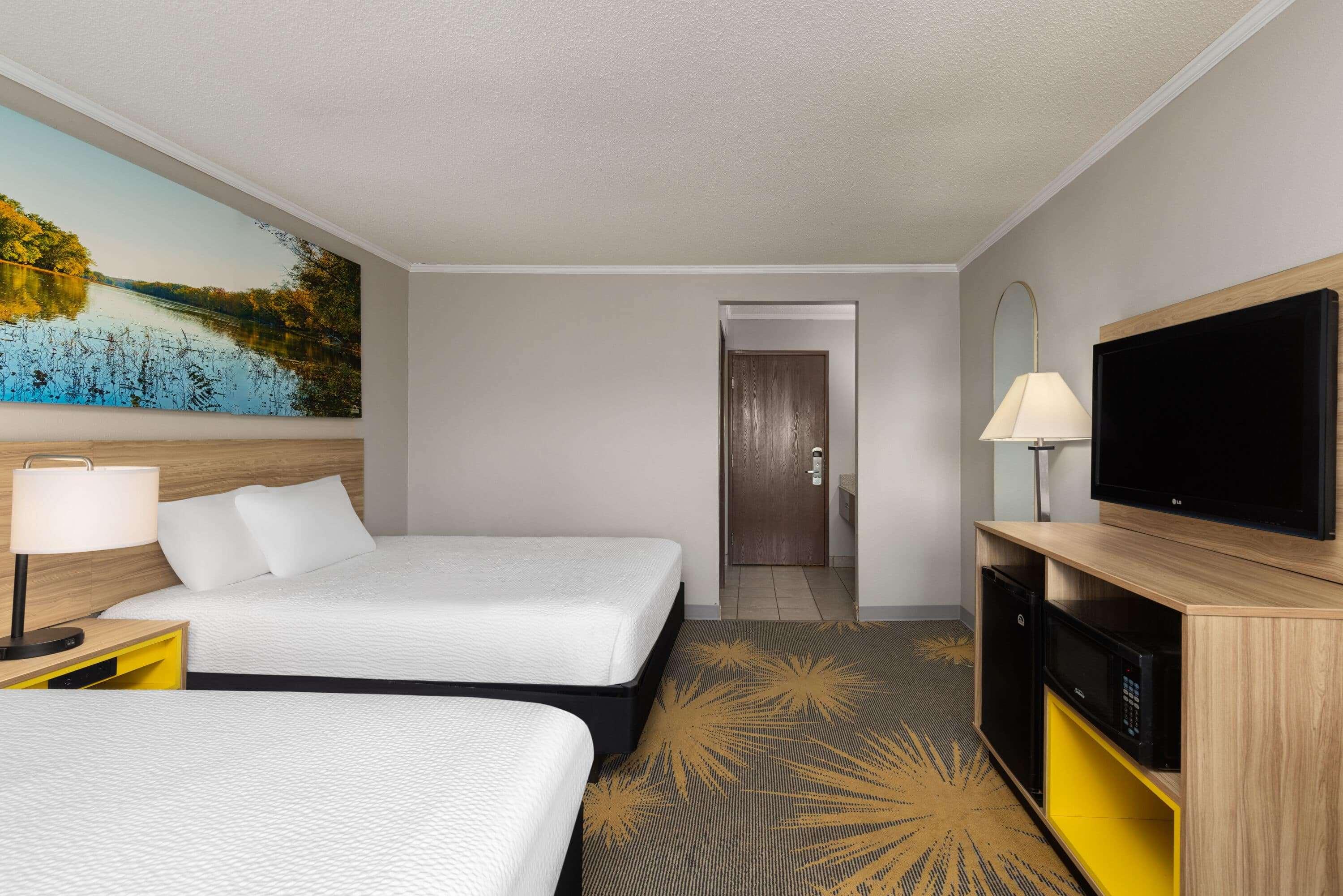 غرفة رباعية بسريرين كوين، Days Inn & Suites By Wyndham Kansas City South 2/2