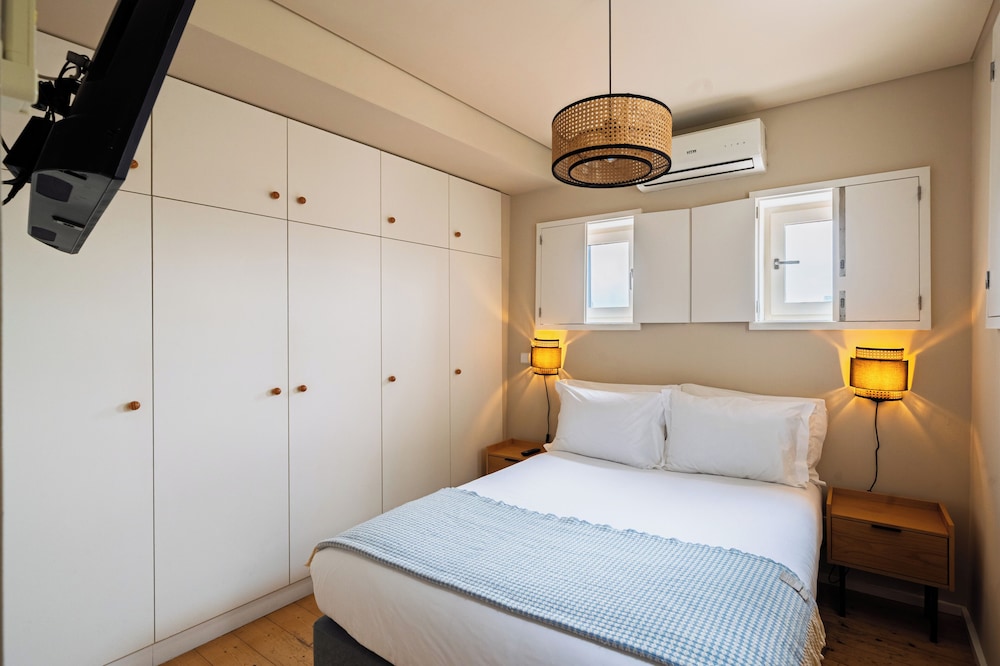 Mezzanine, 2 Bedrooms, Duplex, Deluxe, Queen and Twin Beds, Balcony