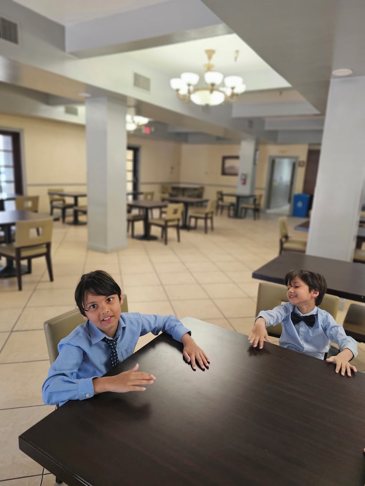 Buena Park Grand Hotel and Suites 12/75