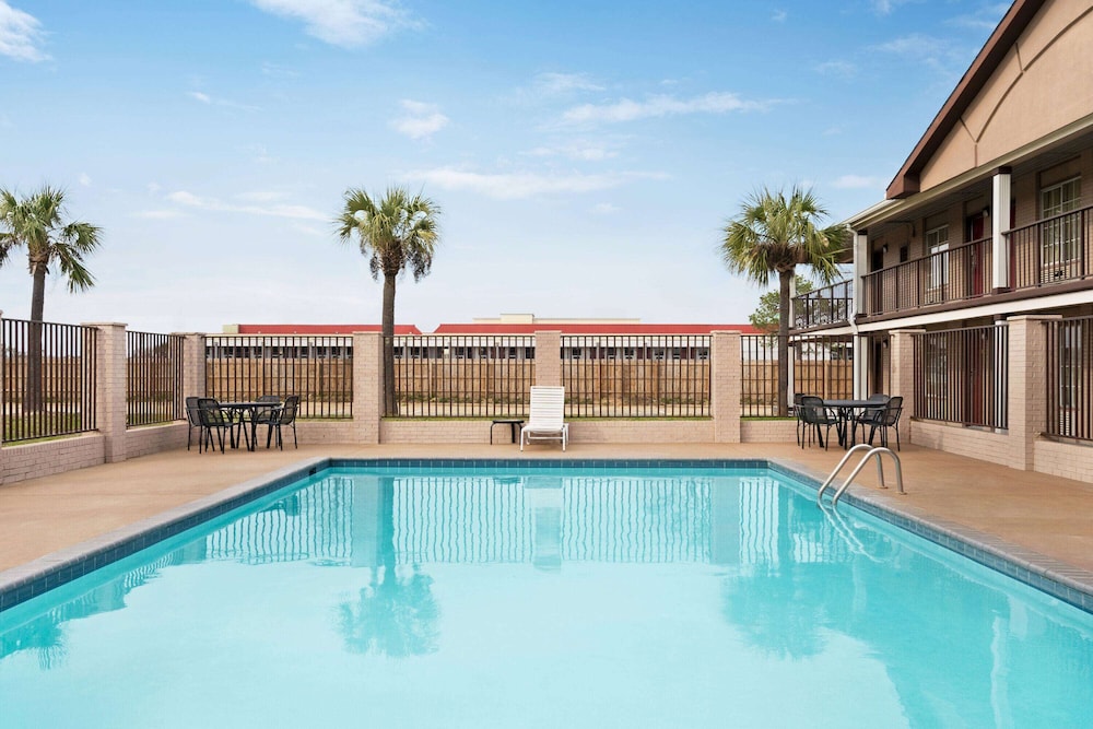 Super 8 By Wyndham Gulfport Near Biloxi 8/57
