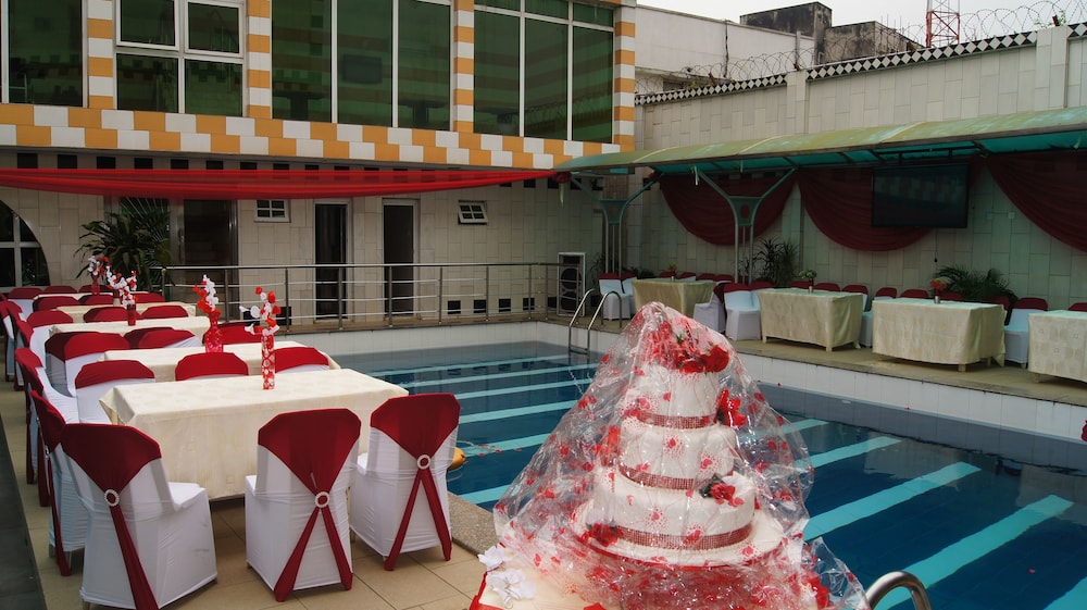 Royalview Hotel And Suites 58/62