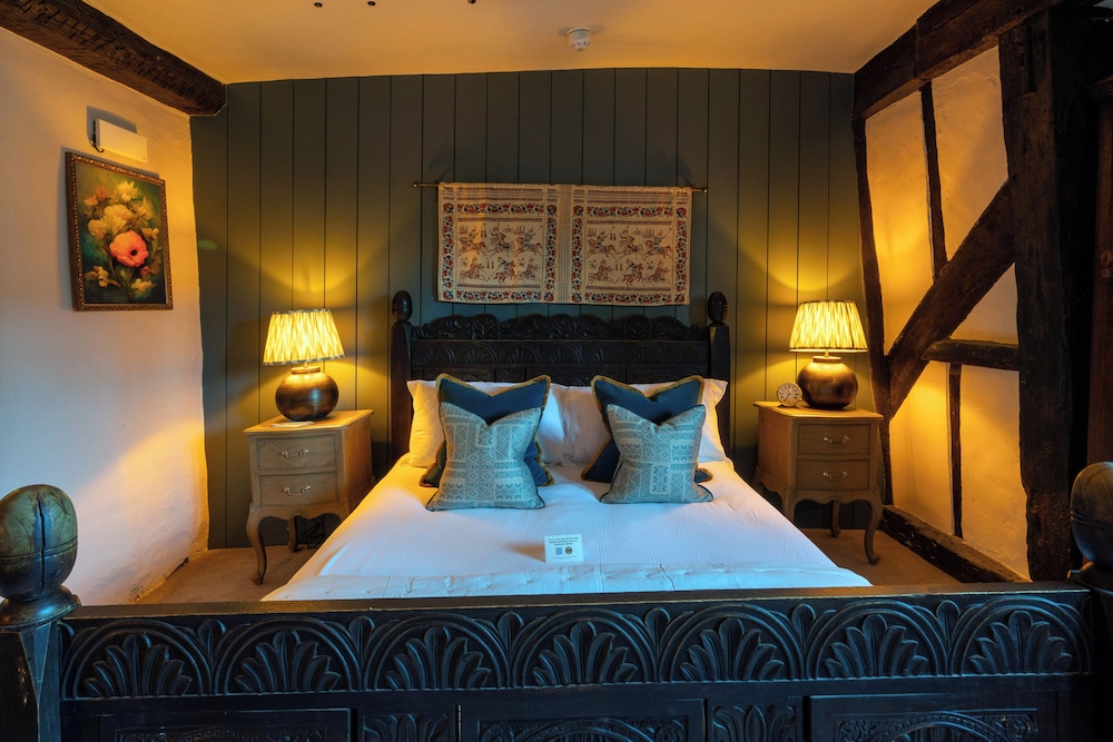 CHARLES, KING BED