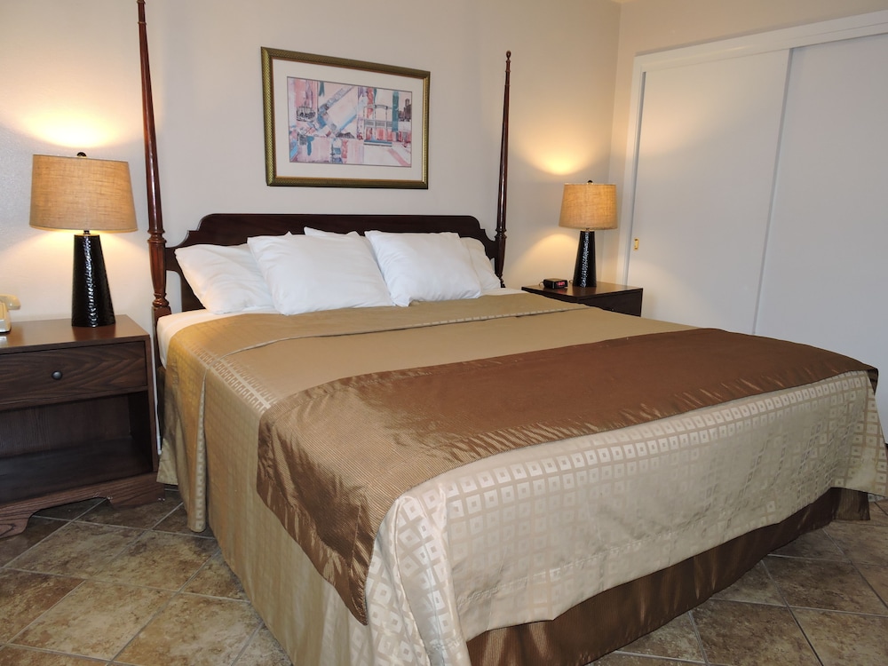 SUITE, KING BED, COURTYARD VIEW