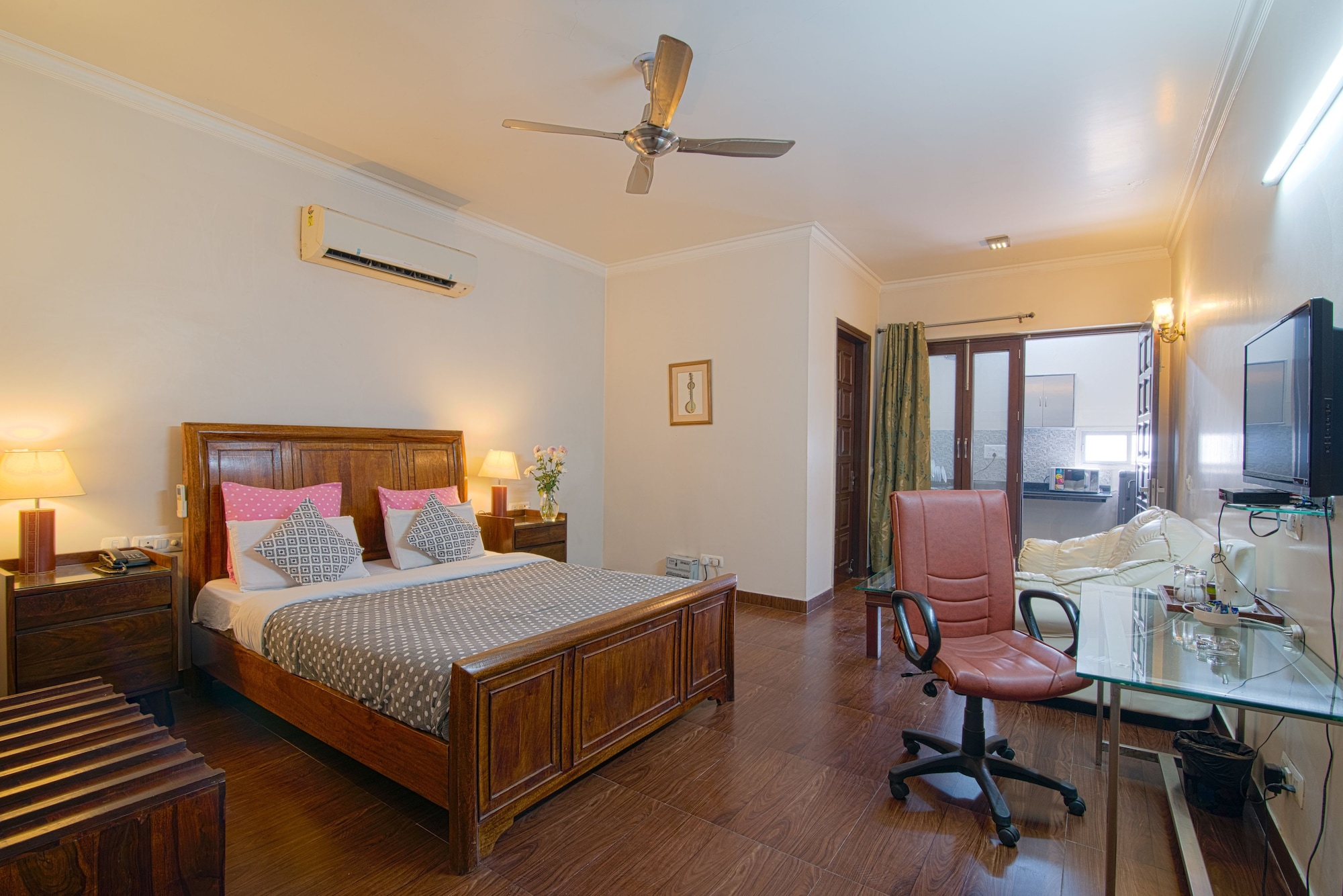 BUSINESS, SUITE, ACCESSIBLE