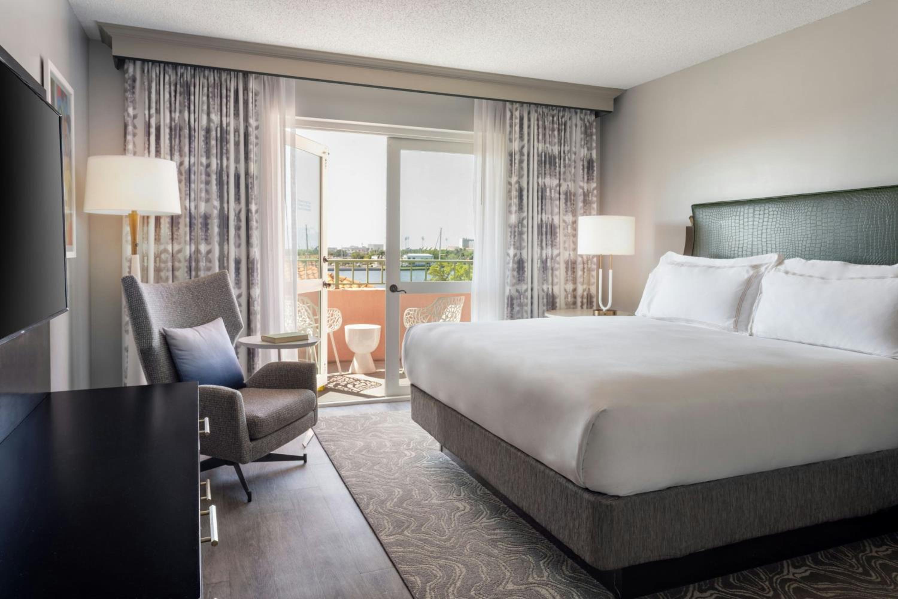 1 Bedroom, Tower, Studio, Suite, King Bed, Resort View, Balcony, Corner