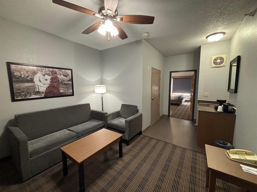 AmericInn by Wyndham Galesburg 39/59