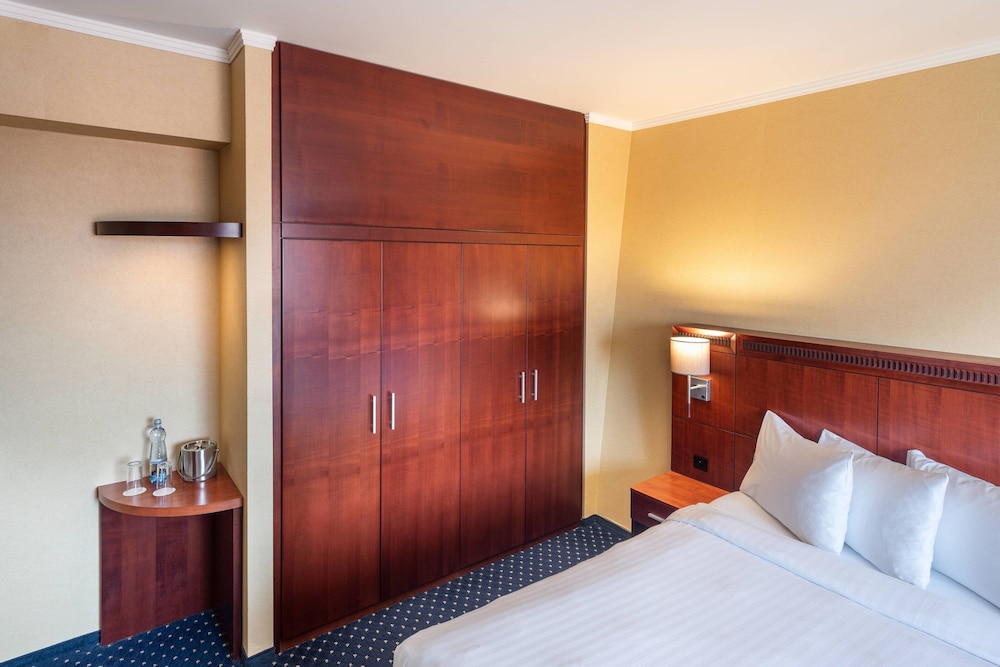 Courtyard By Marriott Prague City 9/54