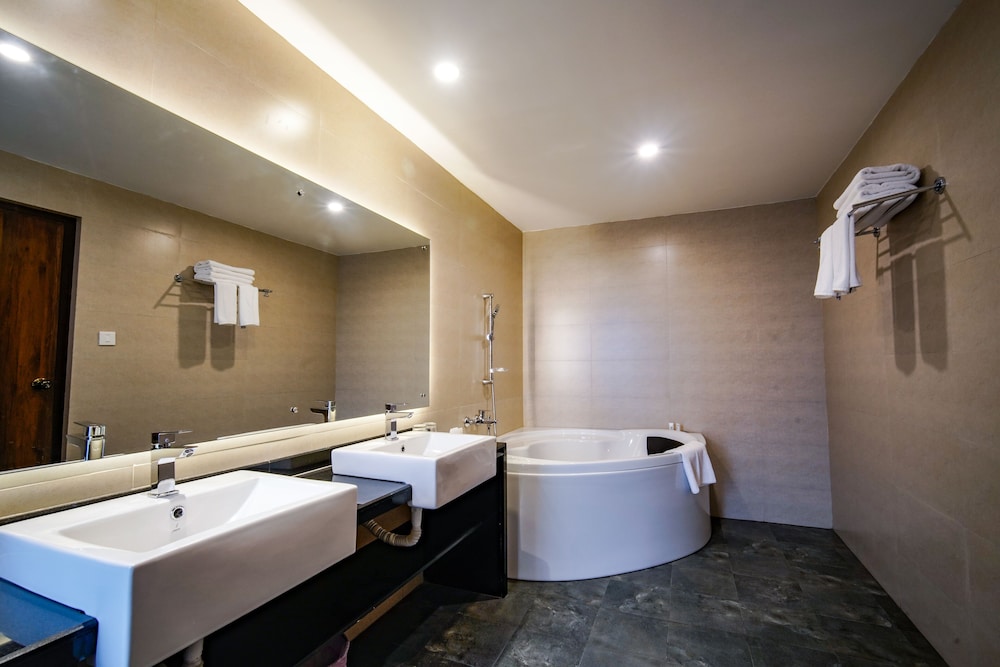 Bar Peepal Resort 50/50