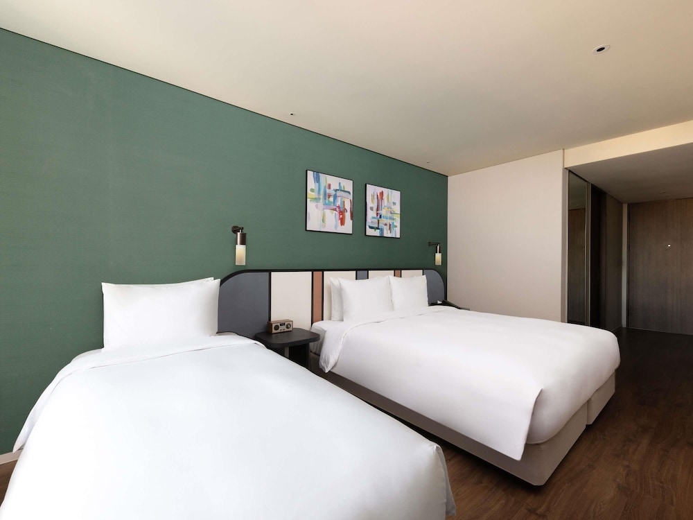 DELUXE, 1 KING AND 1 SINGLE BEDS
