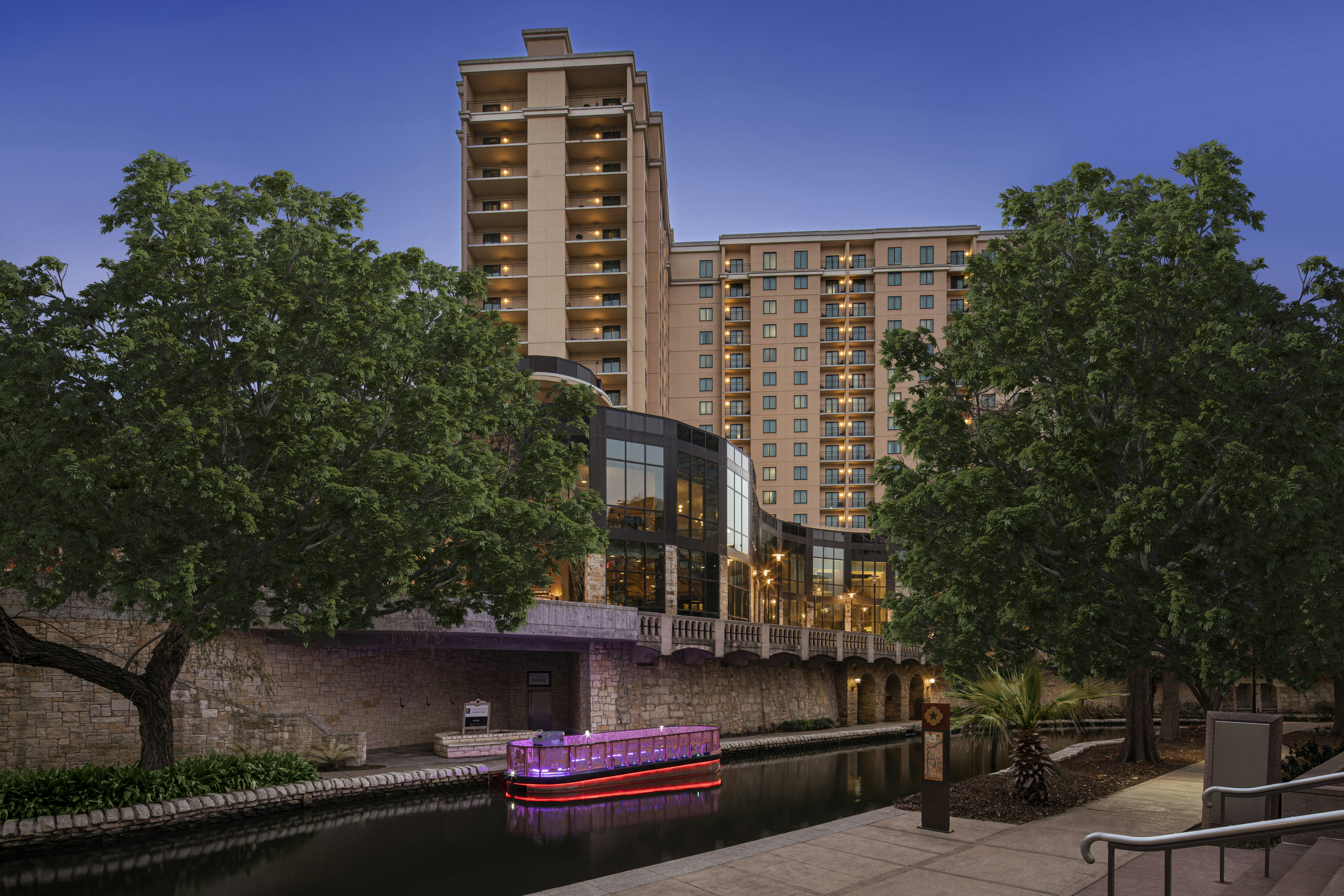 Embassy Suites By Hilton San Antonio Riverwalk Downtown 68/70