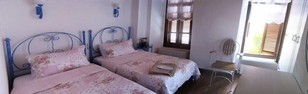 Etrangers Hotel 15/51