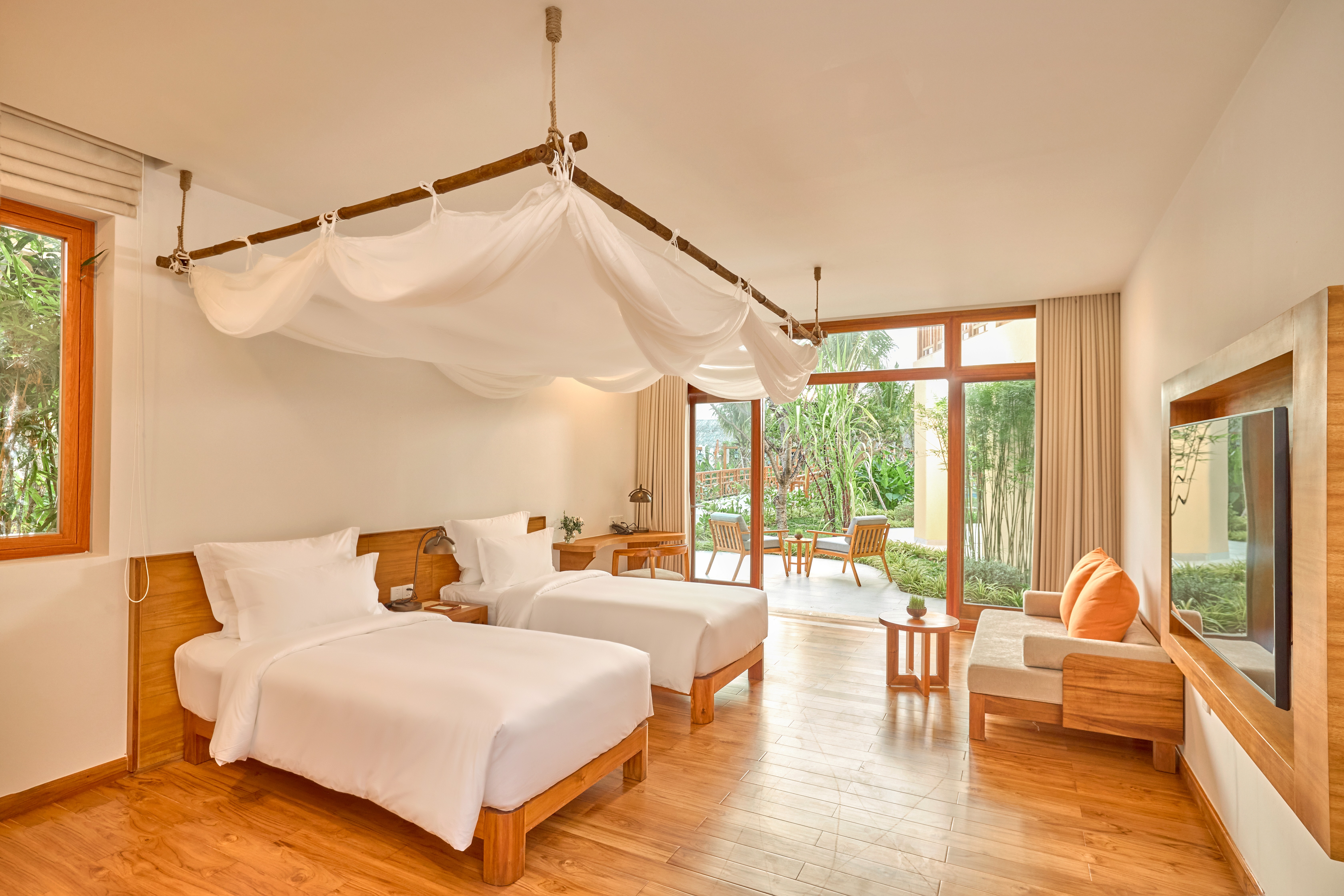 3 Bedrooms, Lagoon, Pool, Villa