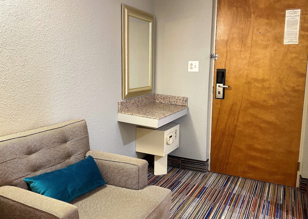 Travelodge By Wyndham Bloomington 34/62
