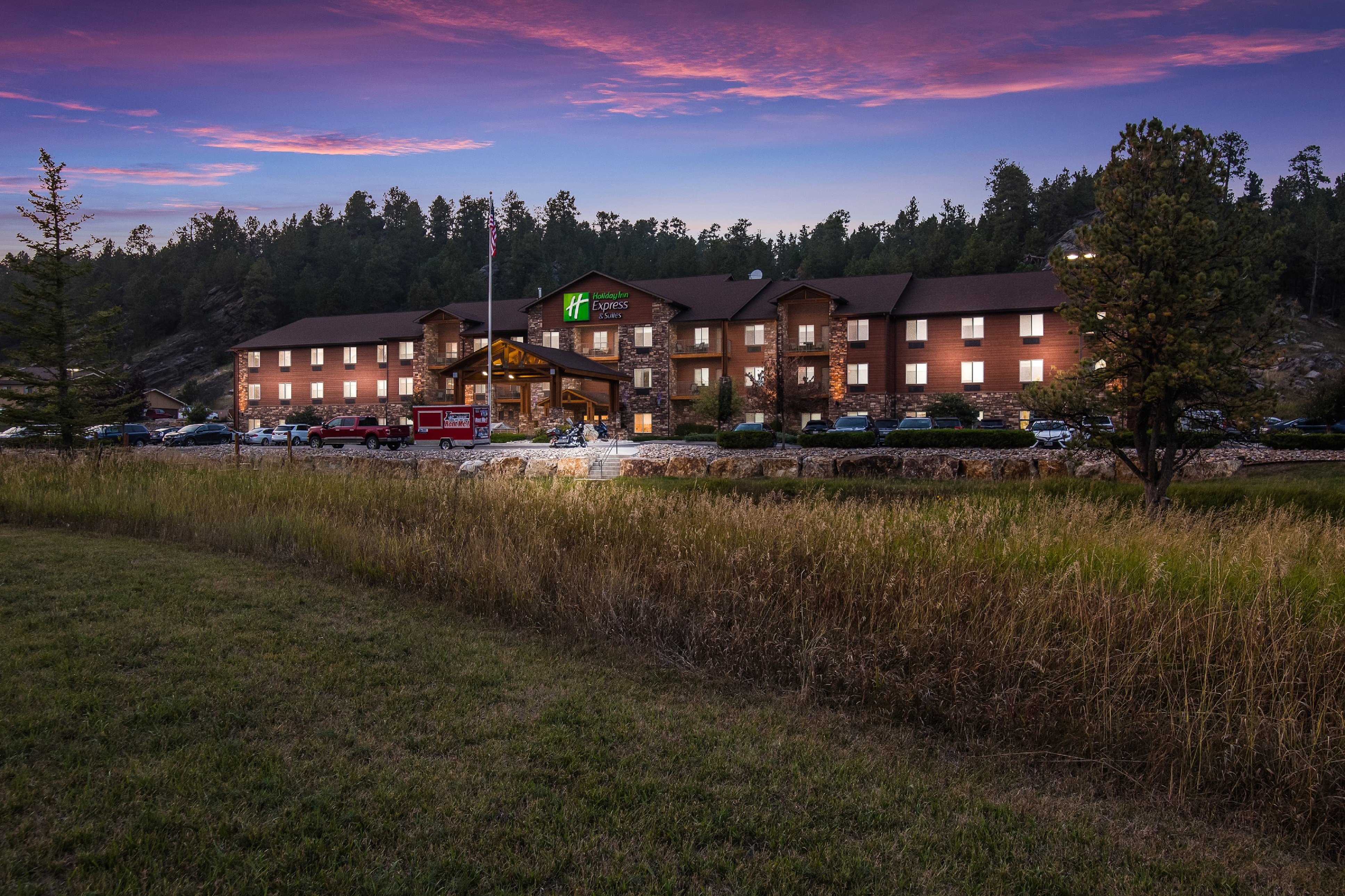 Holiday Inn Express and Suites Custer 6/59