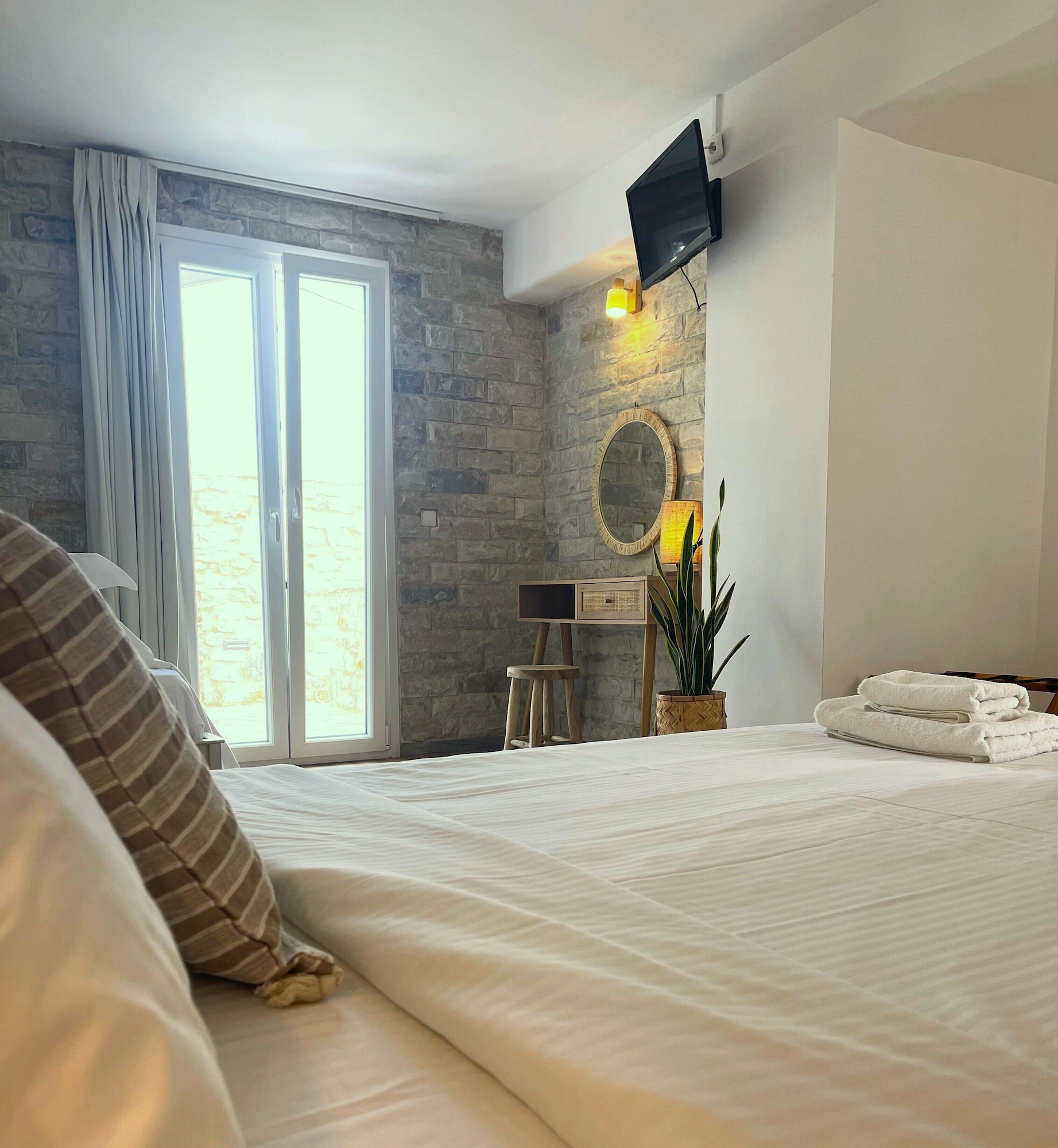 Studio, Queen Bed, Sofa