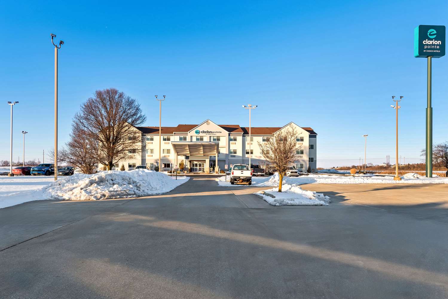 Clarion Pointe Mattoon Near University 25/27