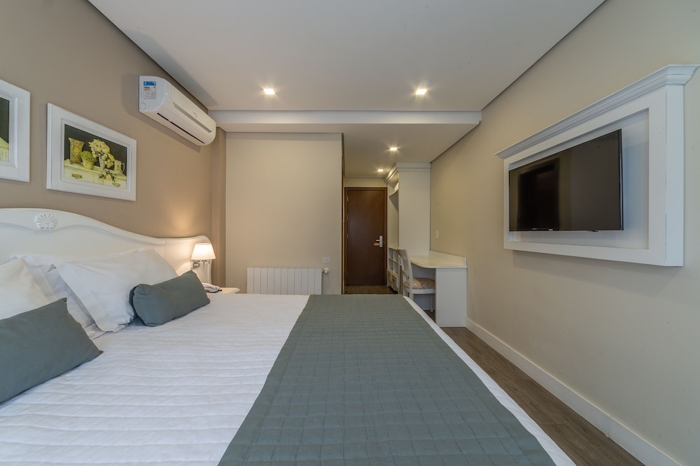 TRADITIONAL, DOUBLE OR TWIN BED