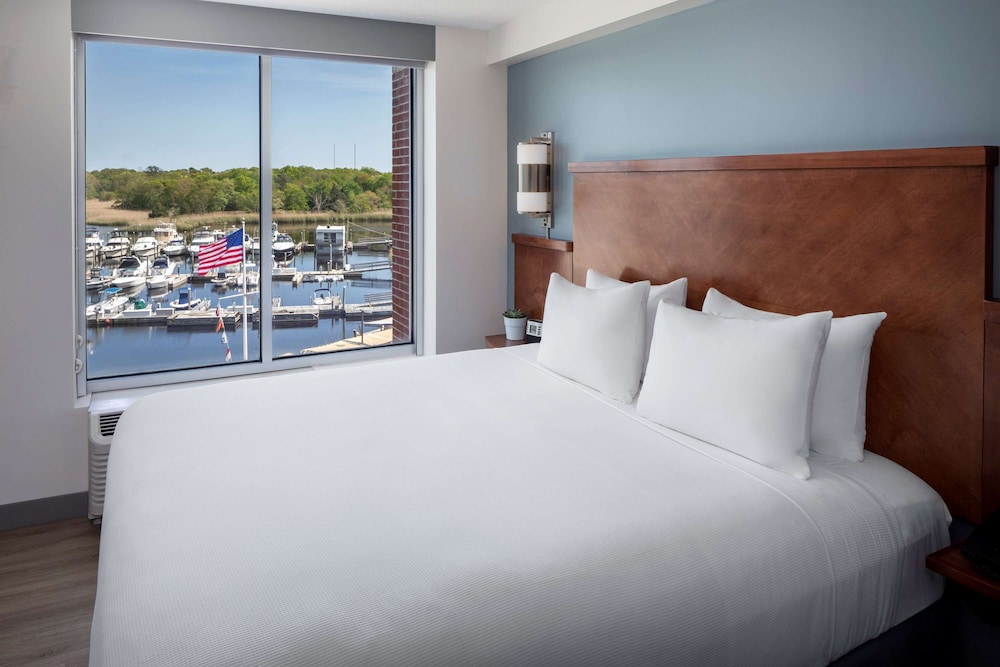 Hyatt Place Long Island East End 4/44