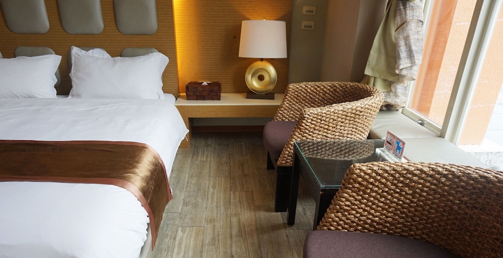 غرفة عائلية رباعية بسرير كينج وسرير كوين، River Forest Resort Hotel 2/5