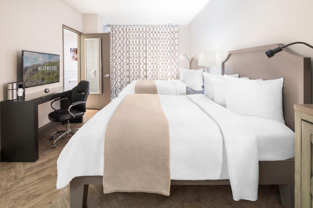 Luminary Double Queen ADA with Hot Spa Tub