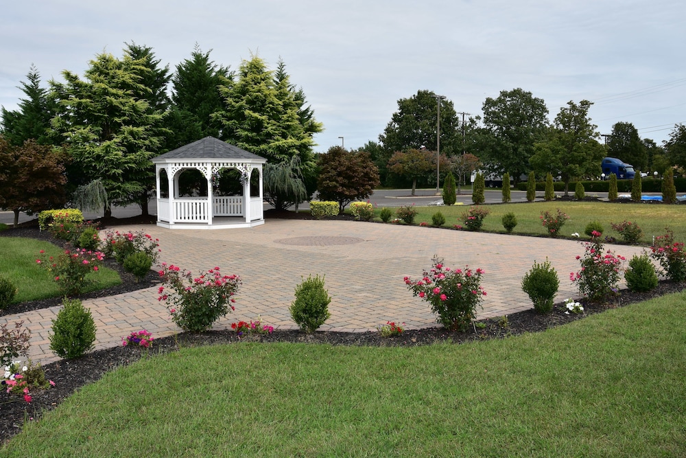 Ramada by Wyndham Vineland Millville Area 2/32
