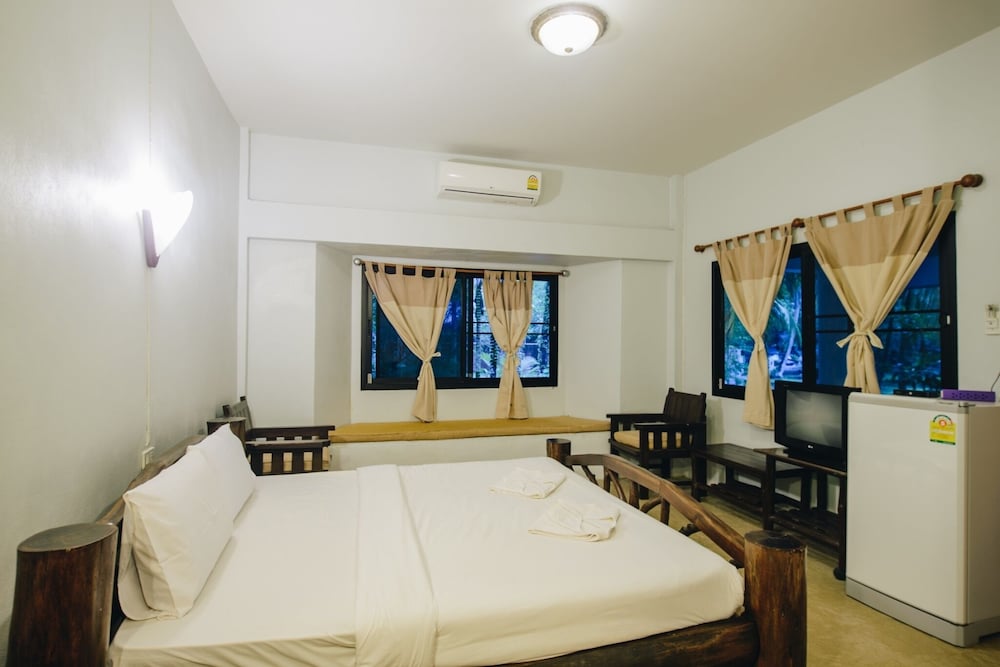 DELUXE, RIVER VIEW