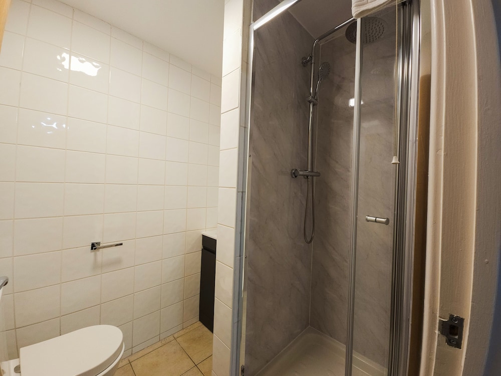OYO Crown Hotel Stone 48/50